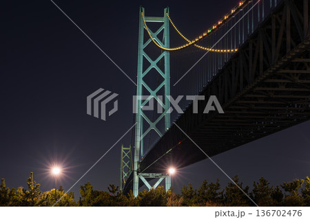 明石海峡大橋の夜景と煌めく街灯の光 明石海峡大橋の夜景と煌めく街灯の光 136702476