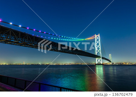 虹色に輝く明石海峡大橋の夜景と海 虹色に輝く明石海峡大橋の夜景と海 136702479