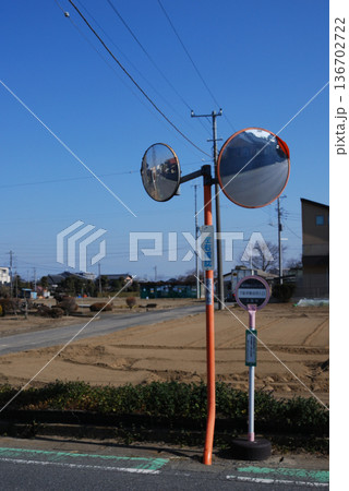 田舎の風景:交通量の少ない道路、早春の何もない田畑 田舎の風景:交通量の少ない道路、早春の何もない田畑 136702722