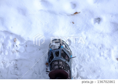 チェーンスパイクをつけて雪を踏む チェーンスパイクをつけて雪を踏む 136702861