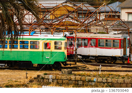 昭和の面影を残す古い電車と静かな風景 136703040