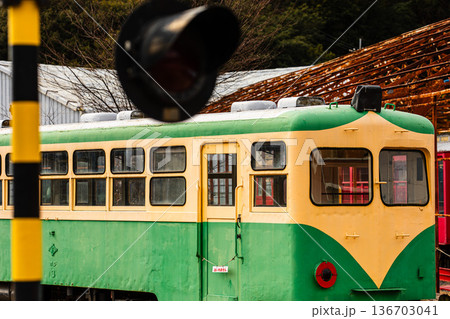 信号機の向こうに眠る、懐かしの路面電車 信号機の向こうに眠る、懐かしの路面電車 136703041