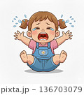 座り込んで泣くイヤイヤ期の女の子 136703079
