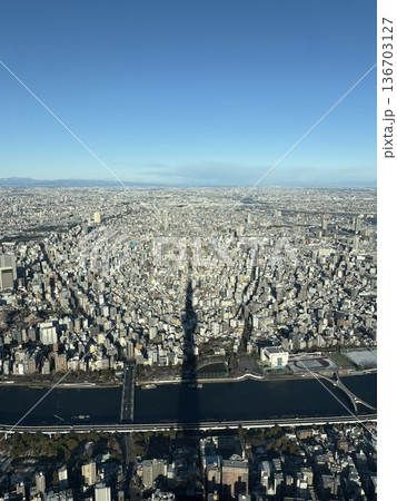 東京の街に伸びるスカイツリーの影_スカイツリーから見た隅田川周辺 東京の街に伸びるスカイツリーの影_スカイツリーから見た隅田川周辺 136703127