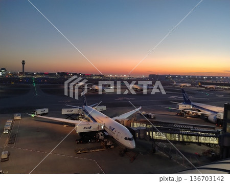 空港の夜明け 空港の夜明け 136703142
