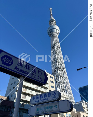 浅草通りから見上げるスカイツリー_快晴のスカイツリー 浅草通りから見上げるスカイツリー_快晴のスカイツリー 136703178