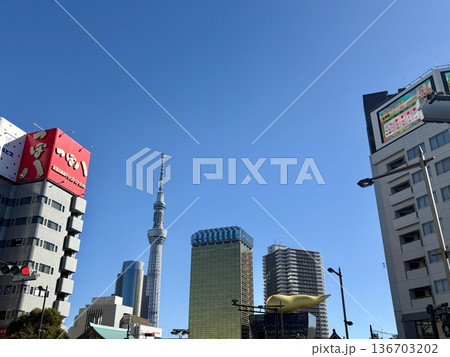 浅草寺前雷門からから見えるスカイツリー 136703202
