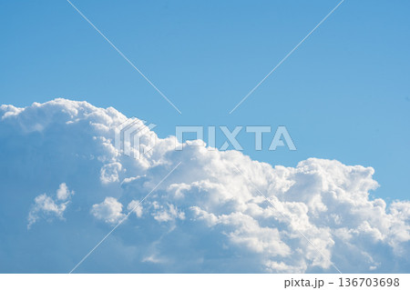 夏の青空と白い雲 136703698