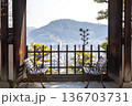 寺院の門と、対に並ぶベンチが作る額縁風景 136703731