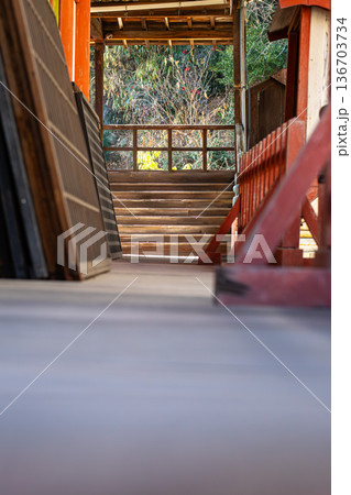 西國寺境内の渡り廊下と冬の陽光 136703734