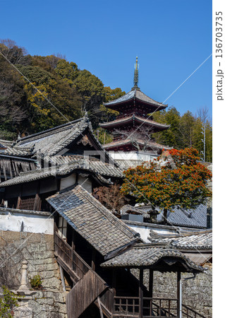 そびえ立つ国宝級の三重塔 そびえ立つ国宝級の三重塔 136703735