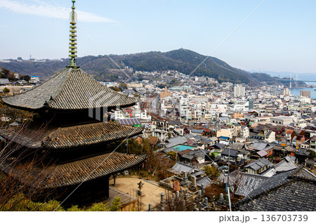 天寧寺の三重塔、尾道の坂から見下ろす街 天寧寺の三重塔、尾道の坂から見下ろす街 136703739