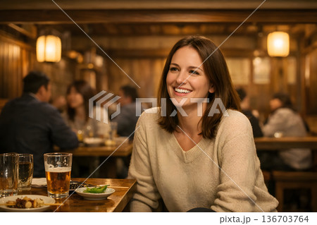 懇親会後半で見せる自然な笑顔の女性 136703764