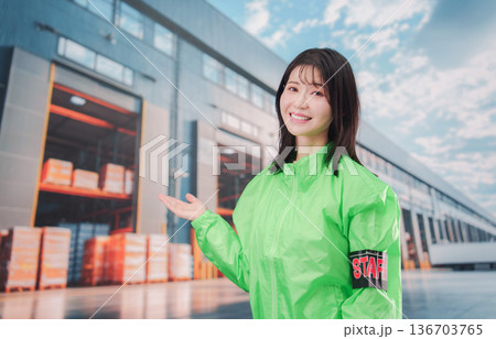 物流センターでお客様を案内するスタッフ 136703765