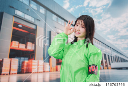 物流センターでお客様を案内するスタッフ 136703766