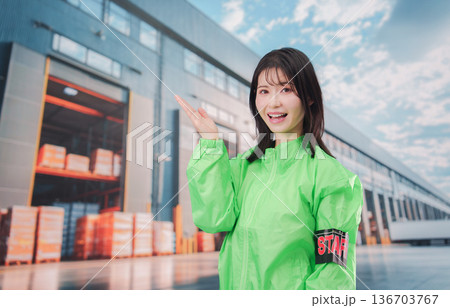 物流センターでお客様を案内するスタッフ 136703767
