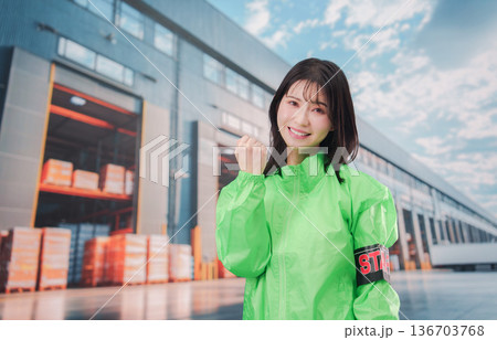 物流センターでお客様を案内するスタッフ 136703768