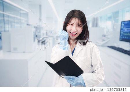 若い女性の研究者 136703815