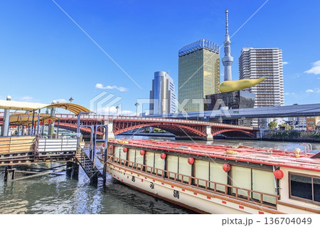 東京都、浅草の屋形舟とビル群 東京都、浅草の屋形舟とビル群 136704049