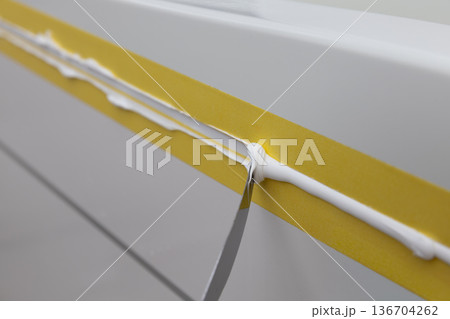 ユニットバスの隙間に充填したコーキングの均し 136704262