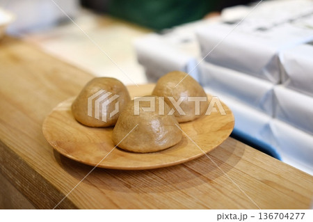 お皿の上の湯の花饅頭 お皿の上の湯の花饅頭 136704277