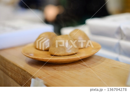 お皿の上の温泉饅頭 お皿の上の温泉饅頭 136704278