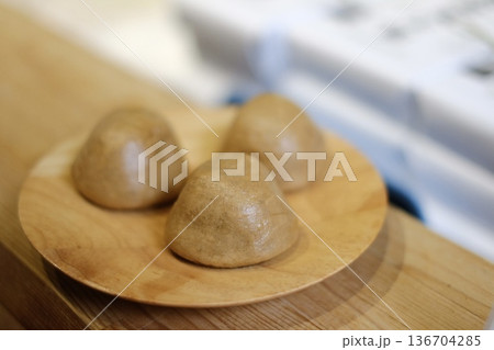 お皿の上の湯の花饅頭 お皿の上の湯の花饅頭 136704285