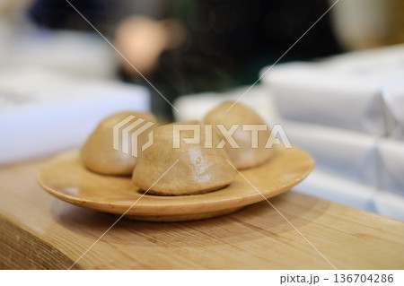 皿の上の湯の花饅頭 皿の上の湯の花饅頭 136704286