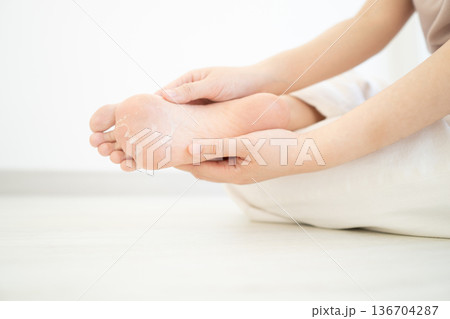 Close up of peeling and cracked foot. Causes of peeling foot included fungal infection (athlete's foot), dermatitis (eczema), sunburn, dry skin, dehydration or sweaty feet. Health care concept. Close up of peeling and cracked foot. Causes of peeling foot included fungal infection (athlete's foot), dermatitis (eczema), sunburn, dry skin, dehydration or sweaty feet. Health care concept. 136704287