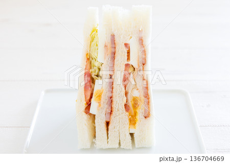 おいしいベーコンエッグレタストマトサンド 136704669