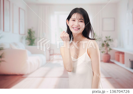 部屋でビューティケアをする若い女性 部屋でビューティケアをする若い女性 136704726