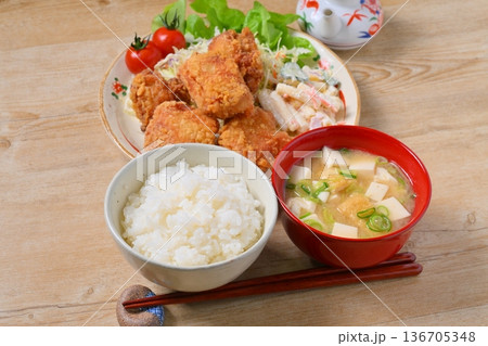 唐揚げ定食、鶏肉のからあげ、から揚げ、人気のおかず、お惣菜、揚げ物、とり肉料理。 136705348