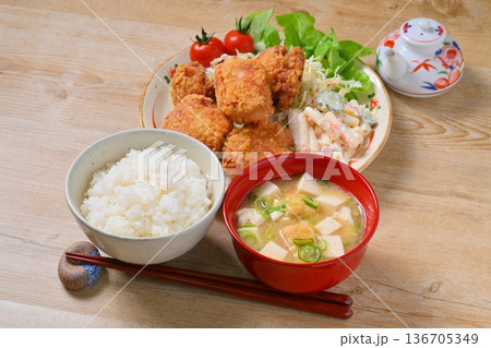 唐揚げ定食、鶏肉のからあげ、から揚げ、人気のおかず、お惣菜、揚げ物、とり肉料理。 136705349