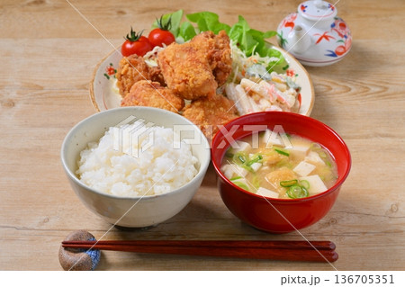 唐揚げ定食、鶏肉のからあげ、から揚げ、人気のおかず、お惣菜、揚げ物、とり肉料理。 136705351