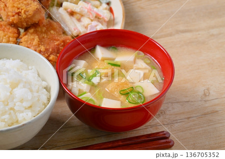 唐揚げ定食、鶏肉のからあげ、から揚げ、人気のおかず、お惣菜、揚げ物、とり肉料理。 136705352