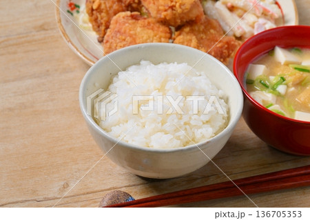 唐揚げ定食、鶏肉のからあげ、から揚げ、人気のおかず、お惣菜、揚げ物、とり肉料理。 136705353