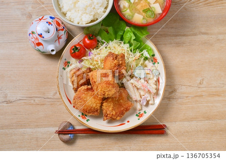 唐揚げ定食、鶏肉のからあげ、から揚げ、人気のおかず、お惣菜、揚げ物、とり肉料理。 136705354