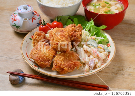 唐揚げ定食、鶏肉のからあげ、から揚げ、人気のおかず、お惣菜、揚げ物、とり肉料理。 136705355