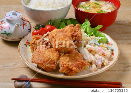 唐揚げ定食、鶏肉のからあげ、から揚げ、人気のおかず、お惣菜、揚げ物、とり肉料理。 136705356