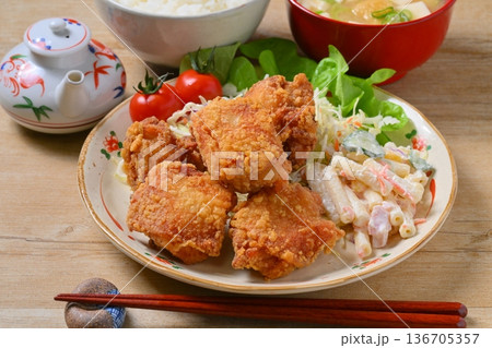 唐揚げ定食、鶏肉のからあげ、から揚げ、人気のおかず、お惣菜、揚げ物、とり肉料理。 136705357