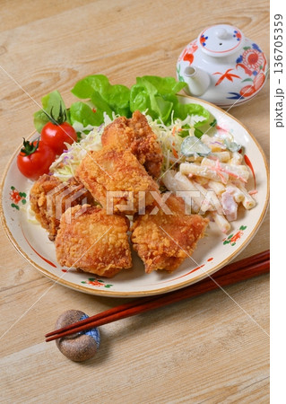 唐揚げ定食、鶏肉のからあげ、から揚げ、人気のおかず、お惣菜、揚げ物、とり肉料理。 唐揚げ定食、鶏肉のからあげ、から揚げ、人気のおかず、お惣菜、揚げ物、とり肉料理。 136705359