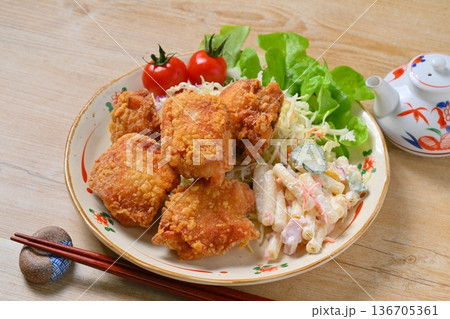 唐揚げ定食、鶏肉のからあげ、から揚げ、人気のおかず、お惣菜、揚げ物、とり肉料理。 136705361