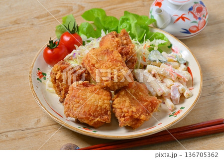 唐揚げ定食、鶏肉のからあげ、から揚げ、人気のおかず、お惣菜、揚げ物、とり肉料理。 136705362
