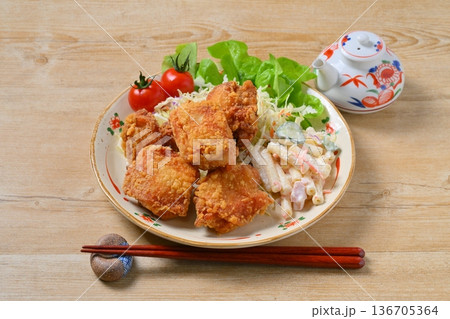 唐揚げ定食、鶏肉のからあげ、から揚げ、人気のおかず、お惣菜、揚げ物、とり肉料理。 136705364