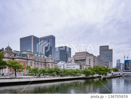 中之島公会堂と近代的なビル群の風景 136705659
