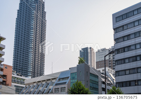 都会にそびえ立つ高層マンションと青空 136705675