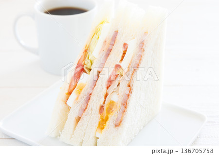 おいしいベーコンエッグレタストマトサンドとコーヒーのモーニング 136705758