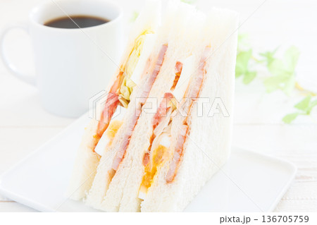 おいしいベーコンエッグレタストマトサンドとコーヒーのモーニング おいしいベーコンエッグレタストマトサンドとコーヒーのモーニング 136705759