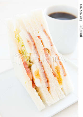 おいしいベーコンエッグレタストマトサンドとコーヒーのモーニング おいしいベーコンエッグレタストマトサンドとコーヒーのモーニング 136705764