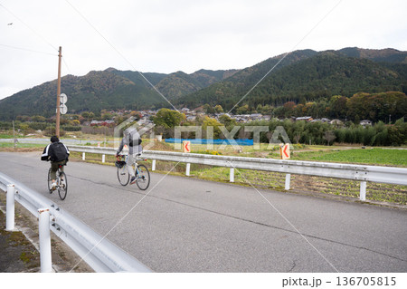 山も中にある田舎の風景 136705815